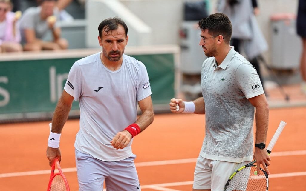 Orlando Luz e Ivan Dodig em ação pelo Roland Garros (Foto: Reprodução/Clement Mahoudeau/FFT)