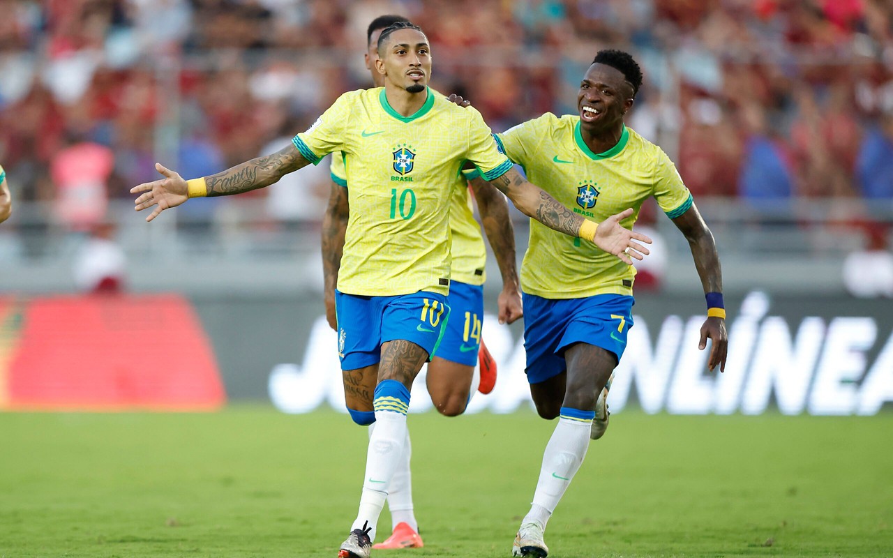 Raphinha e Vini Jr. estão entre os brasileiros mais bem pagos no futebol mundial (Foto: Rafael Ribeiro/CBF)