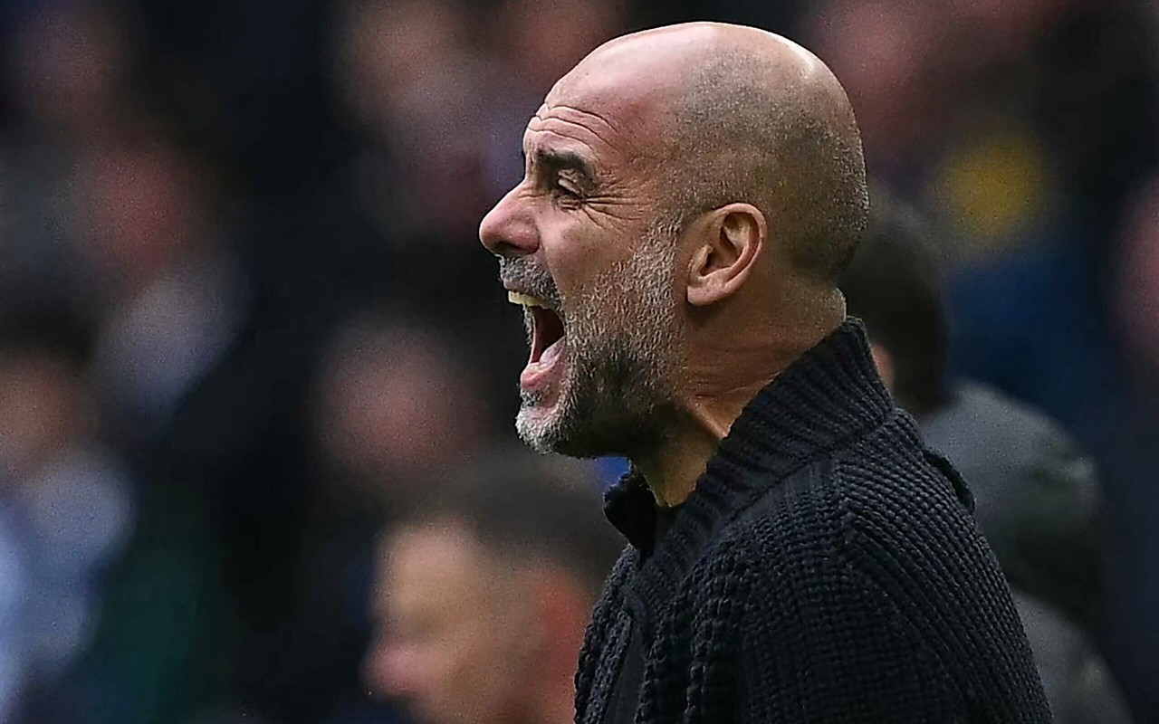 Guardiola grita em jogo do Manchester City (Foto: Ben Stansall/AFP)