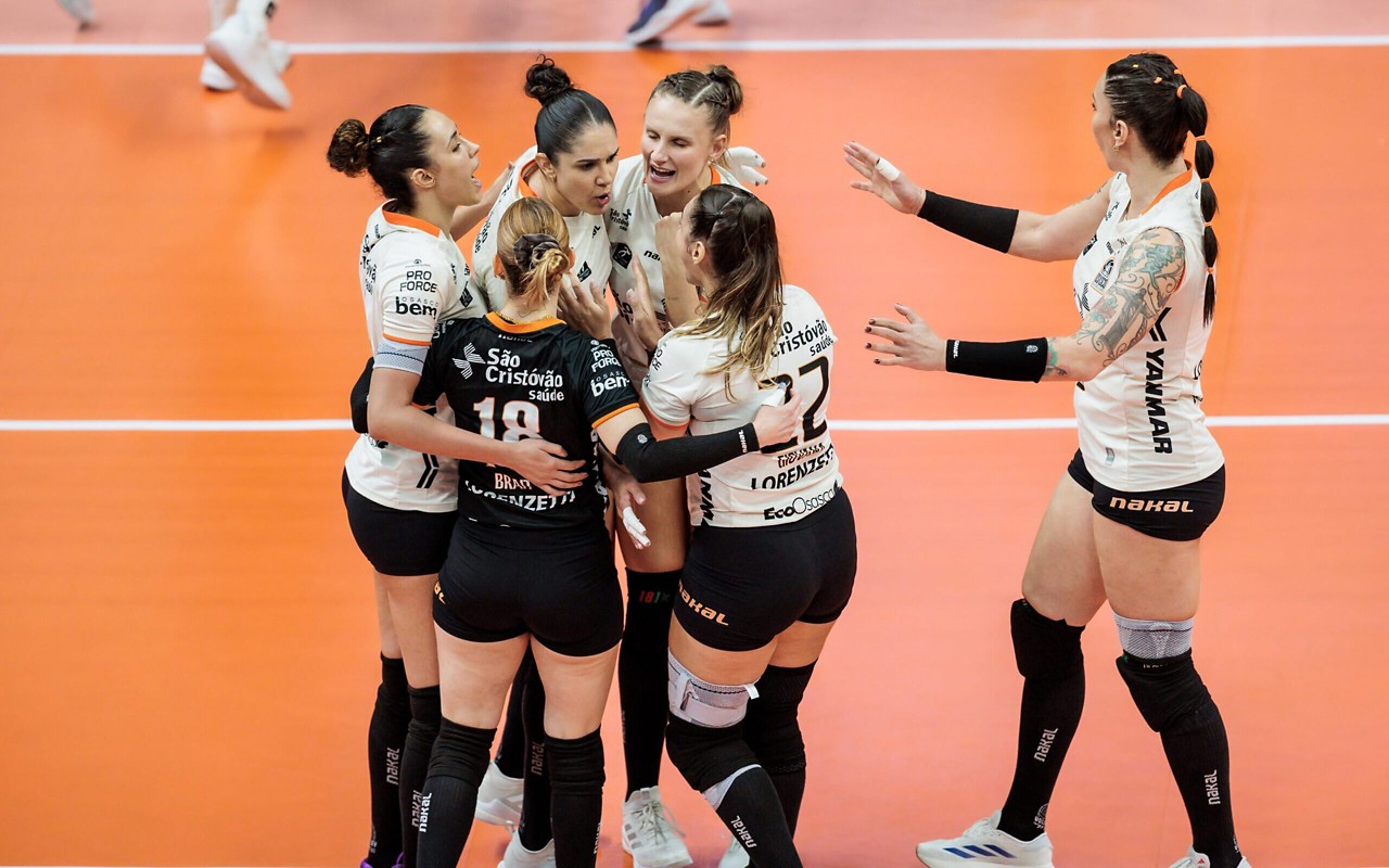 Jogadores do Osasco comemorando ponto em jogo contra o Minas pelas semifinais da Superliga feminina (Foto: Hedgard Moraes/Minas Tênis Clube)