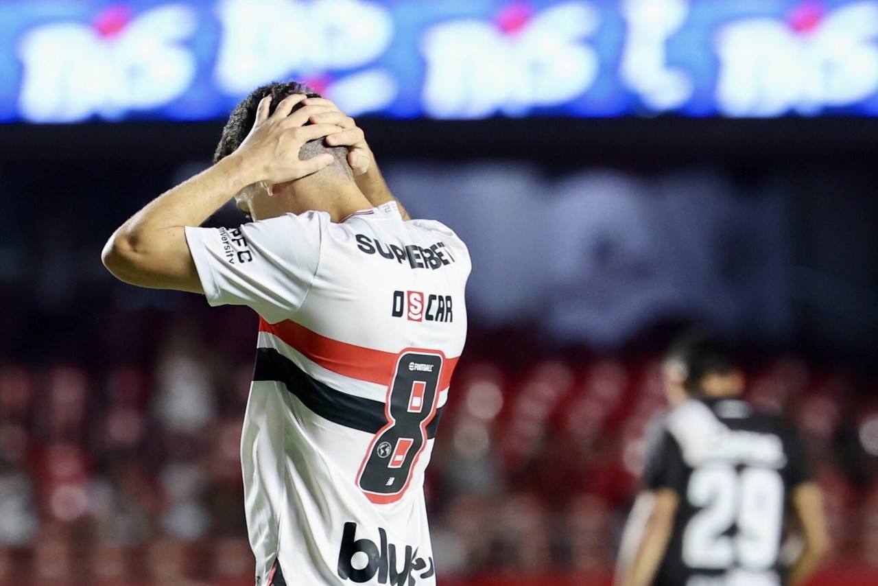 Oscar deixou o gramado com dores (Foto: Marcello Zambrana/AGIF)
