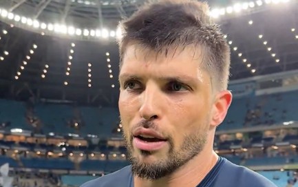 Tiago Volpi, goleiro do Grêmio, em entrevista no gramado da Arena. (Foto: Reprodução/Grêmio FBPA)