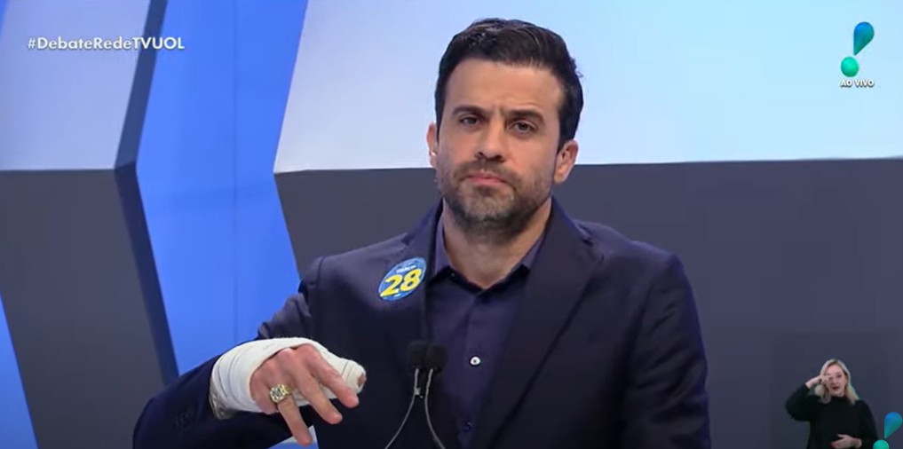 Após ser alvo de cadeirada, Marçal apareceu em debate com a mão enfaixada