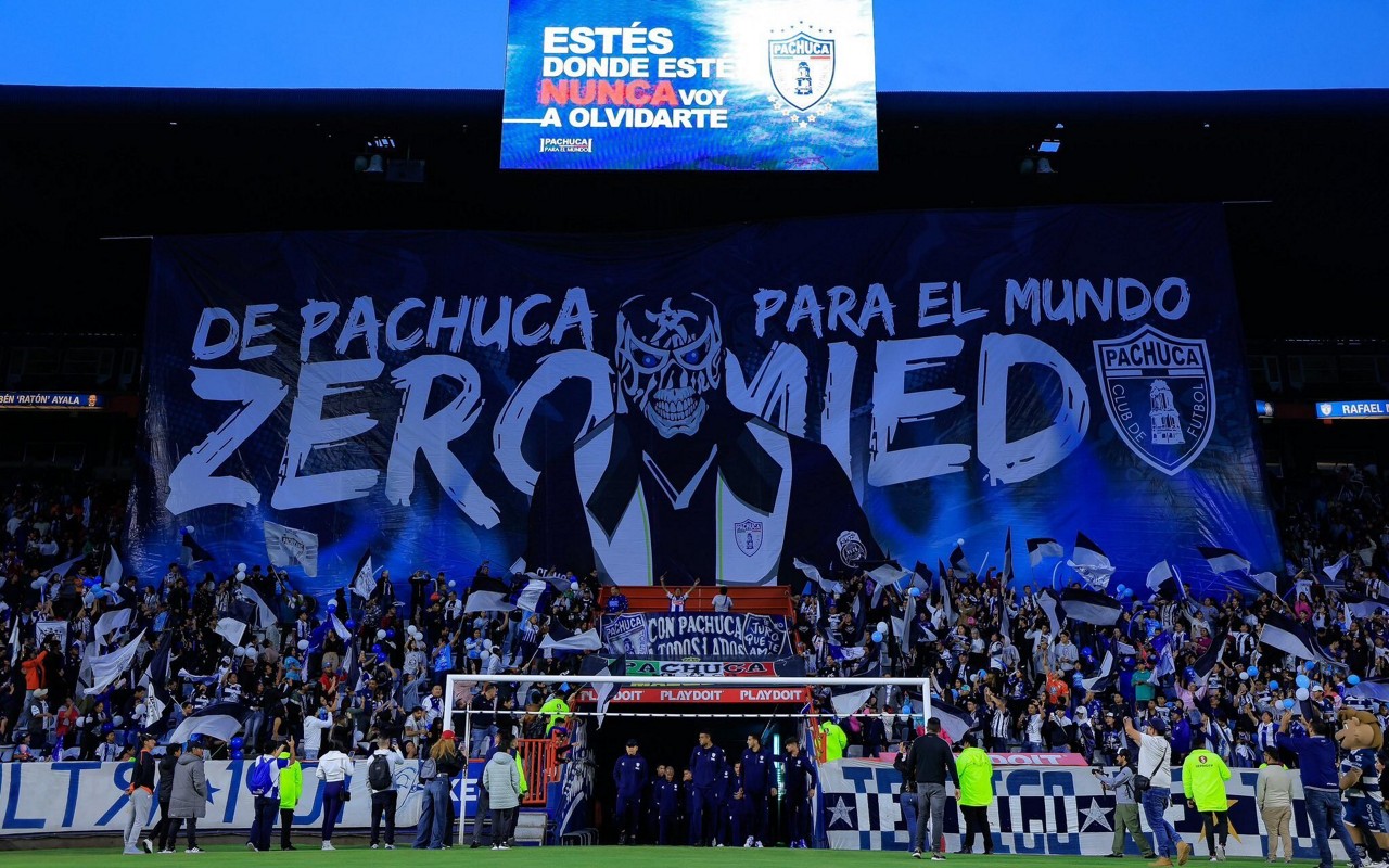 Pachuca prestou homenagem a "luchador" antes de viagem ao Mundial (Foto: Reprodução)