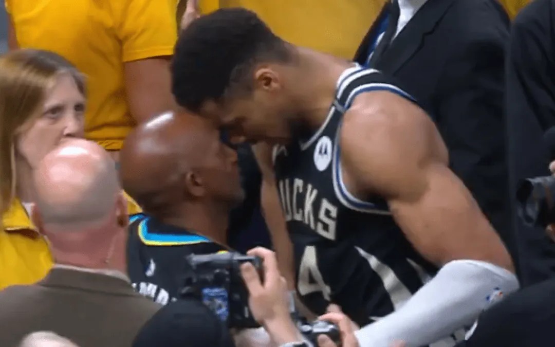John Haliburton e Giannis Antetokounmpo discutindo após jogo entre Pacers e Bucks (Foto: Reprodução)