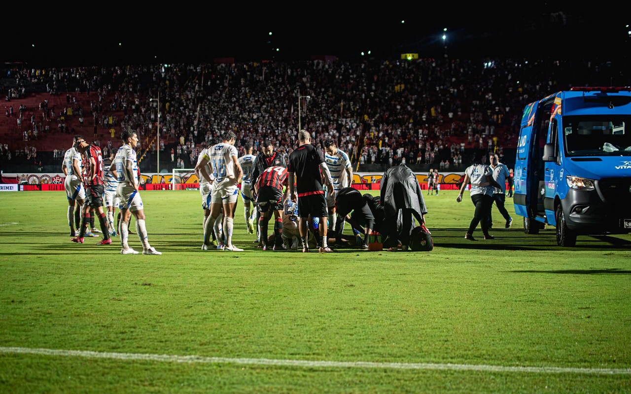 Ambulância atende Jamerson no gramado do Barradão (Foto: Victor Ferreira / EC Vitória)