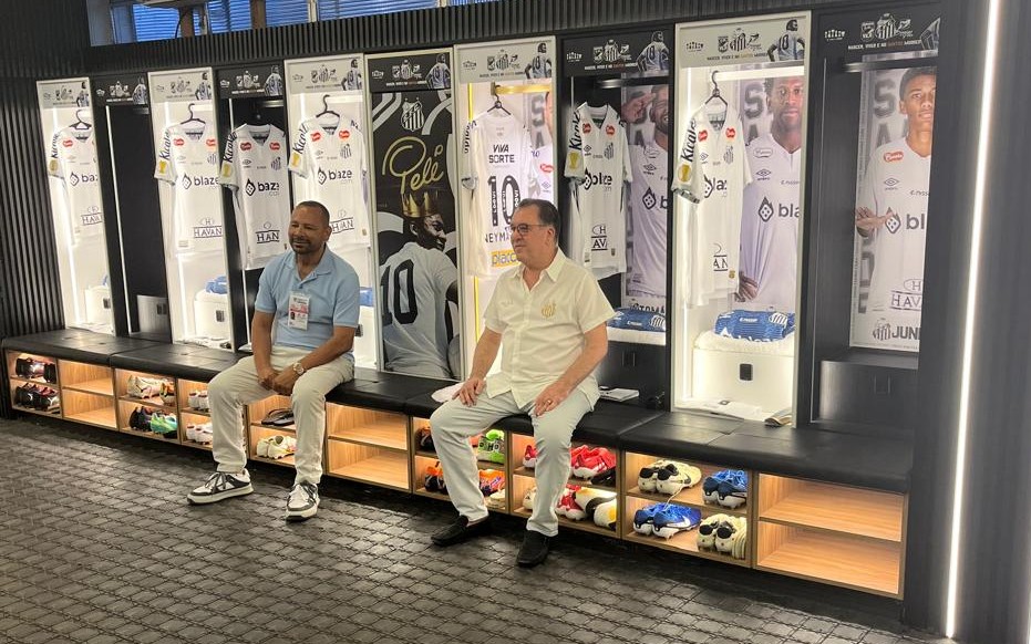 Neymar da Silva Santos e Marcelo Teixeira visitam o novo vestiário da Vila Belmiro. (Foto: Divulgação/ Santos FC)