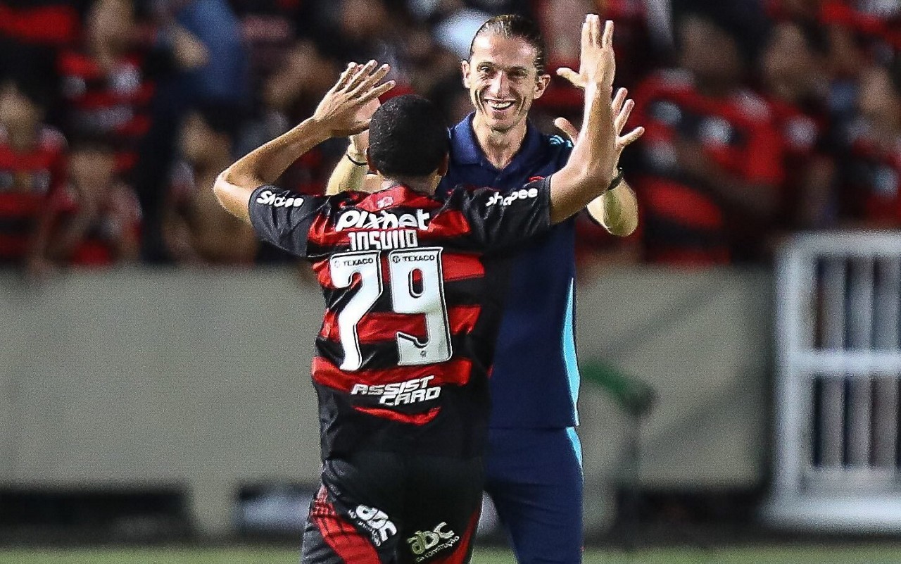 Joshua e Filipe Luís comemoram gol do Flamengo contra o Botafogo-PB (Foto: Gilvan de Souza/Flamengo)