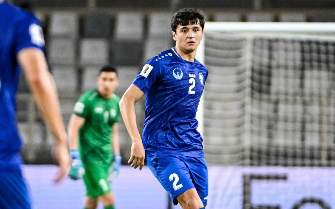 Khusanov, zagueiro do Manchester City, em ação pela seleção de Uzbequistão (Foto: Reprodução/Instagram)