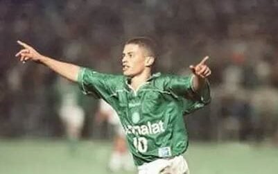 Alex comemora gol em noite de gala contra o Grêmio no Palestra Itália; meia comandou o 6 a 0 do Palmeiras em 1999. (Foto: Palmeiras)