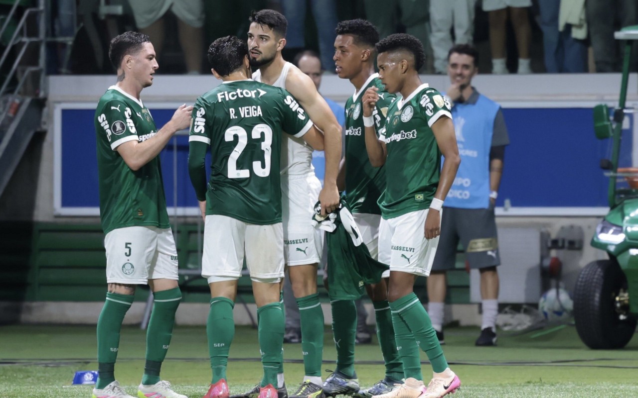 Palmeiras comemora gol diante do Sporting Cristal (Foto: Marcello Zambrana/AGIF)