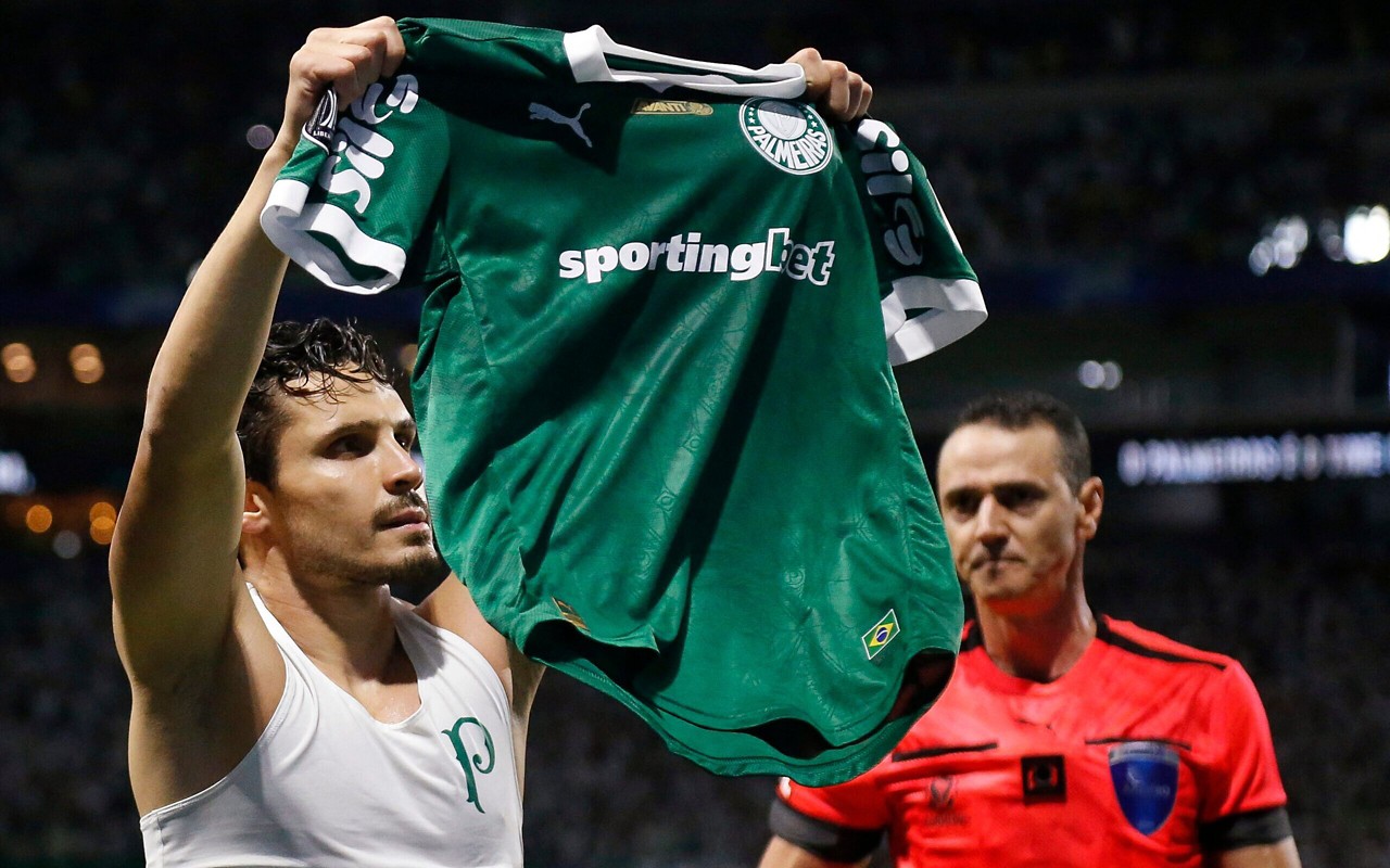 Raphael Veiga, jogador do Palmeiras (Photo by Miguel SCHINCARIOL / AFP)