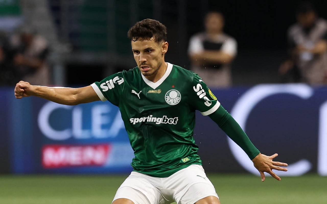 O jogador Raphael Veiga, da SE Palmeiras, em jogo contra a equipe do São Paulo FC, durante partida válida pela fase de grupos, do Campeonato Paulista, Série A1, na arena Allianz Parque. (Foto: Cesar Greco/Palmeiras/by Canon)