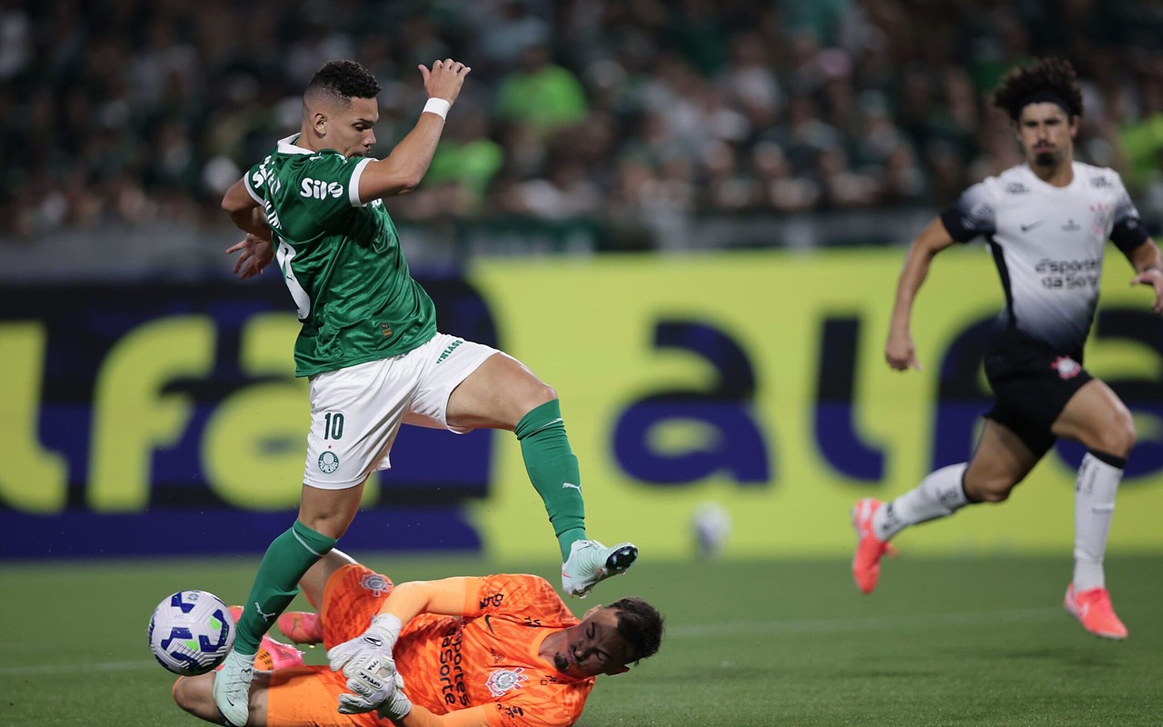 Paulinho em partida pelo Palmeiras (Foto: Ettore Chiereguini/AGIF)