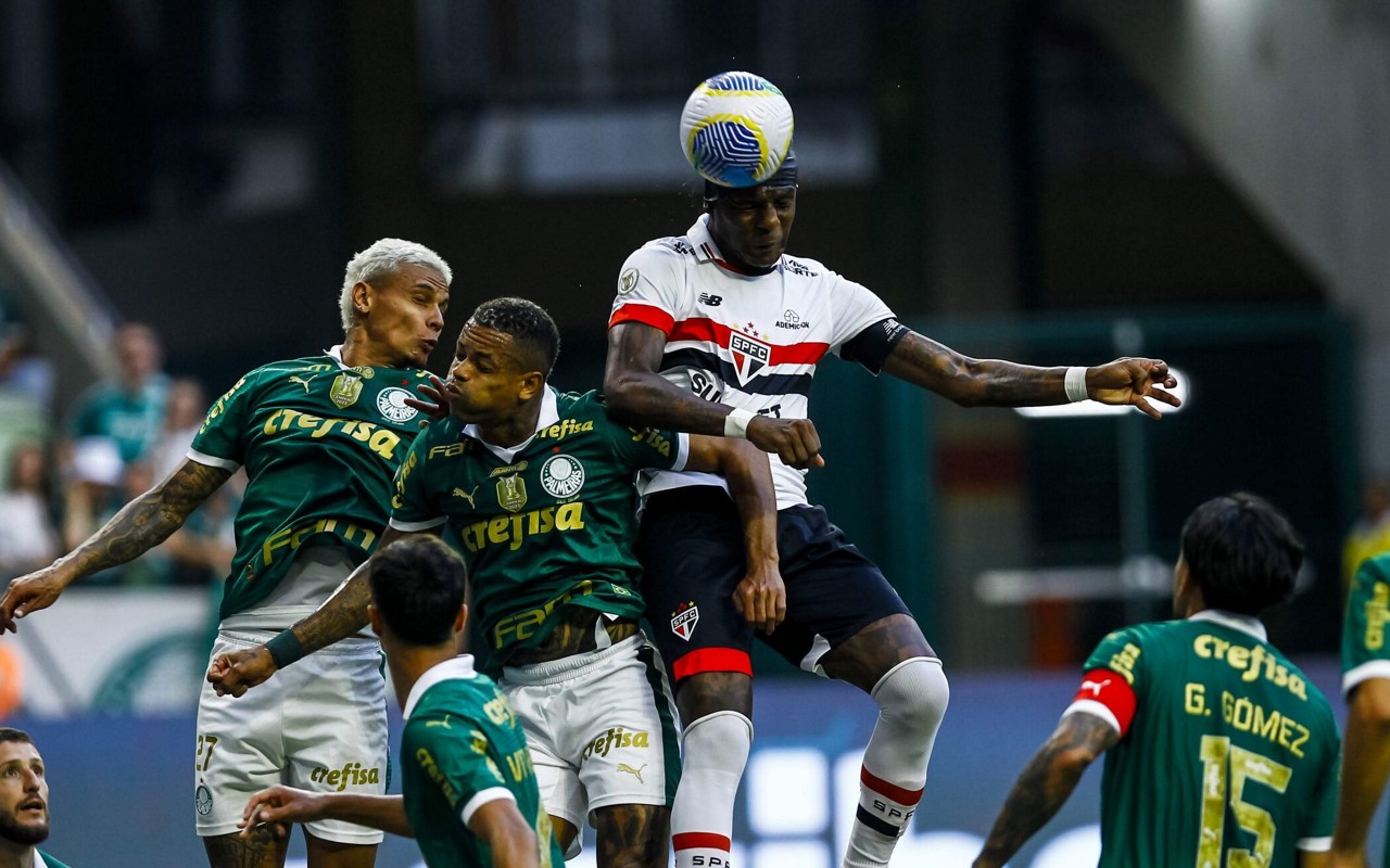 Palmieras e São Paulo em ação pelo Brasileirão 2024 (Foto: Marco Miatelo/AGIF)