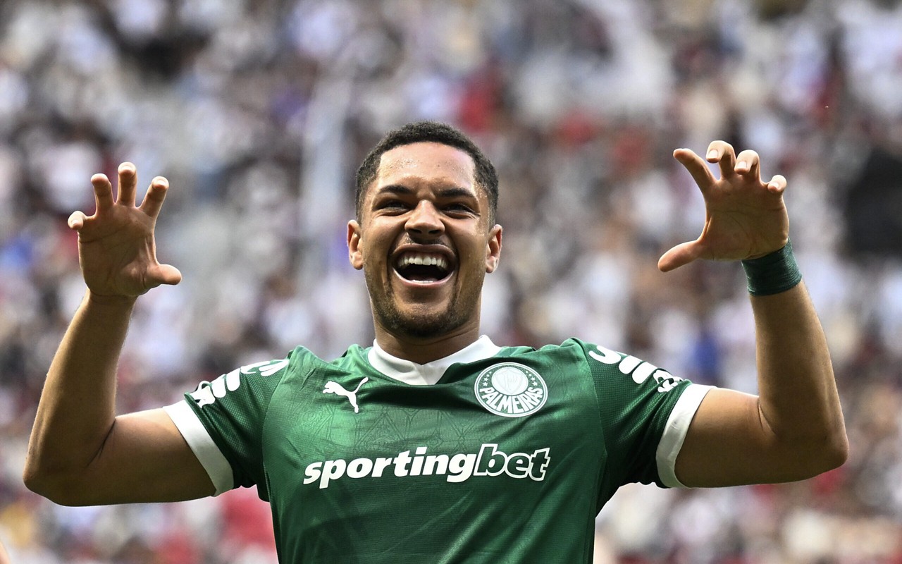 DF - BRASILIA - 04/05/2025 - BRASILEIRO A 2025, VASCO X PALMEIRAS - Vitor Roque jogador do Palmeiras comemora seu gol durante partida contra o Vasco no estadio Mane Garrincha pelo campeonato Brasileiro A 2025. Foto: Mateus Bonomi/AGIF