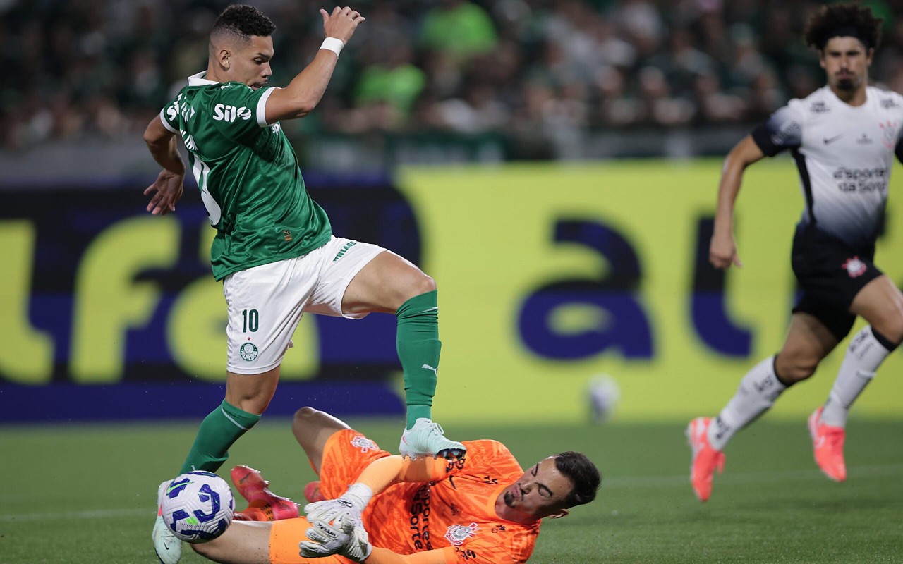 Paulinho em disputa com Donelli (Foto: Ettore Chiereguini/AGIF)