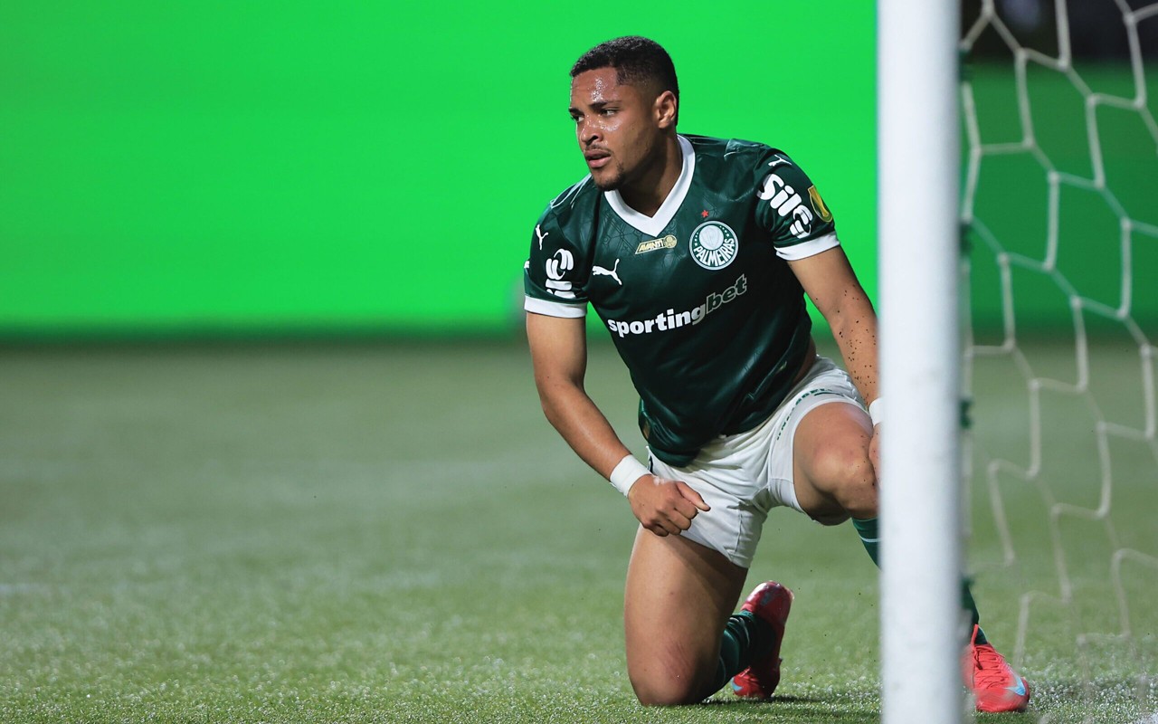 Vitor Roque busca seu primeiro gol pelo Palmeiras (Foto: Ettore Chiereguini/AGIF)