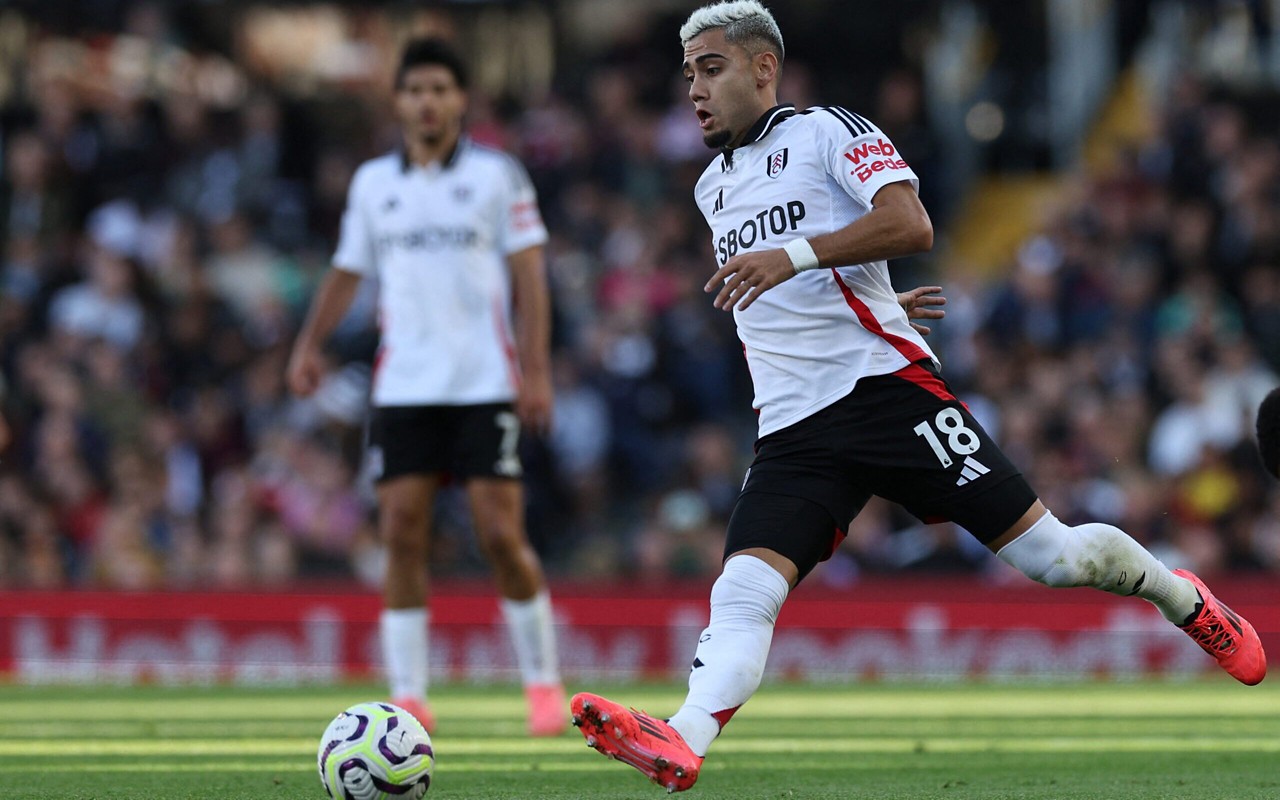 Andreas Pereira em ação pelo Fulham (Foto: Adrian Dennis / AFP)