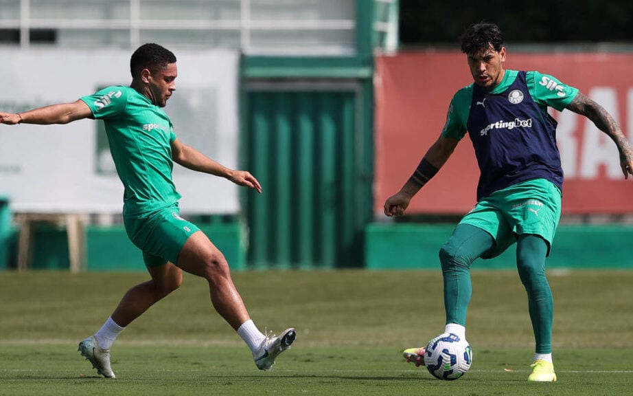 Vitor Roque (à esquerda) e Gustavo Gómez (Foto: Cesar Greco/Palmeiras/by Canon)