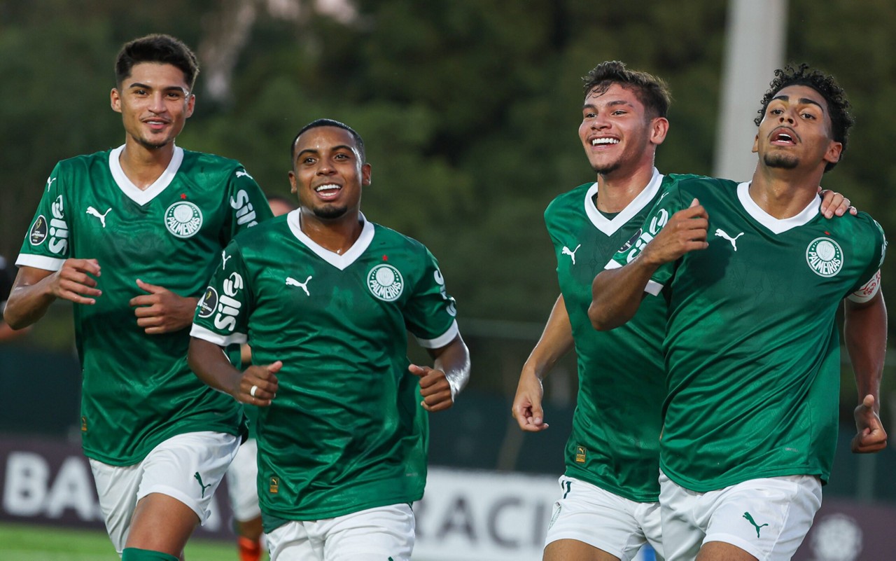 Jogadores do Palmeiras Sub-20 comemorando o gol