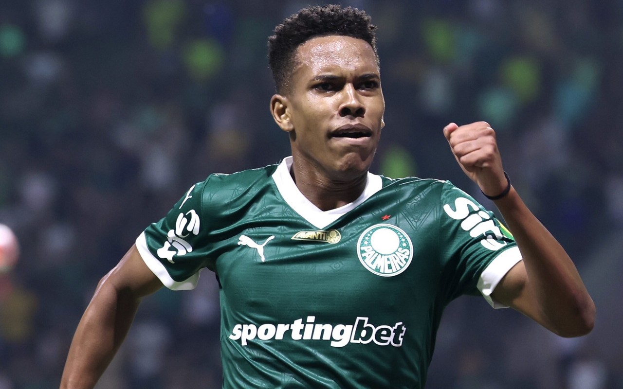 Estêvão comemora gol pelo Palmeiras (Foto: Marcello Zambrana/AGIF)
