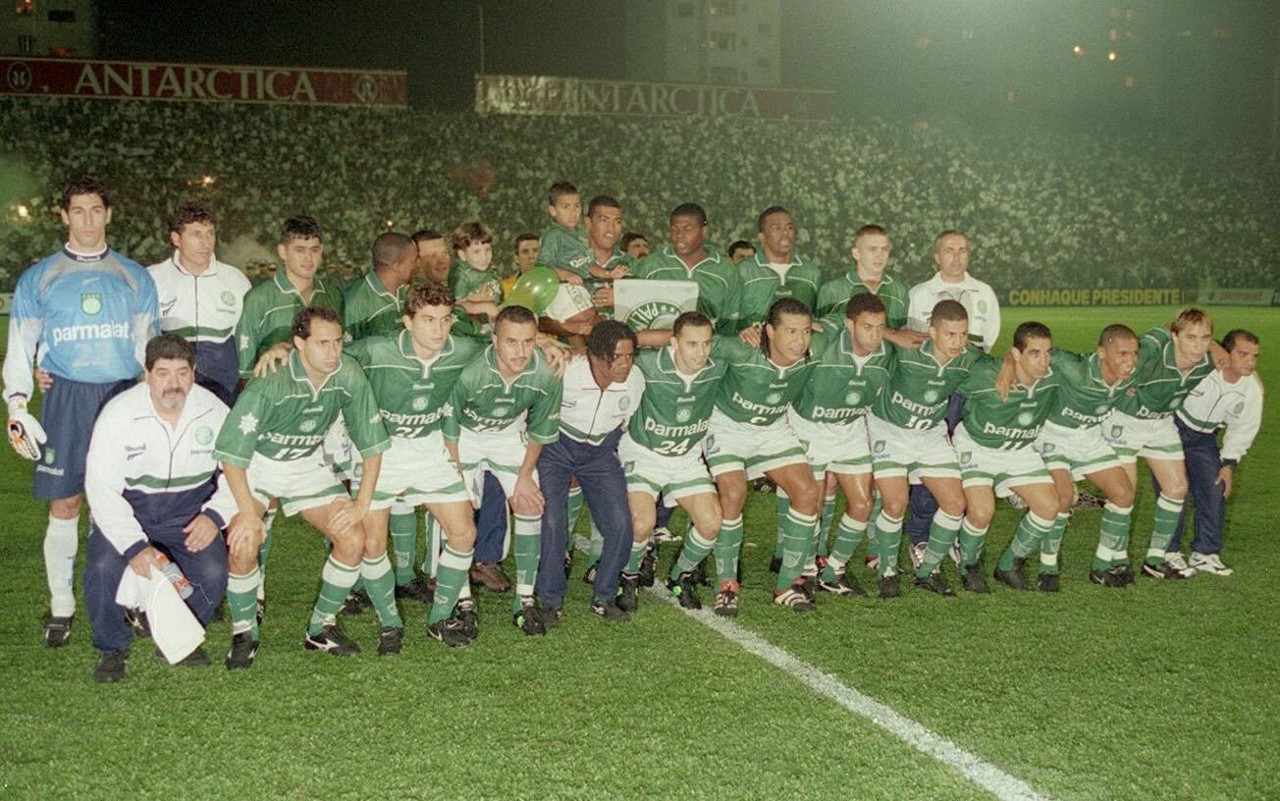 Time do Palmeiras posa para foto antes de virada heróica contra o Flamengo, pela Copa do Brasil de 1999. (Foto: Palmeiras)
