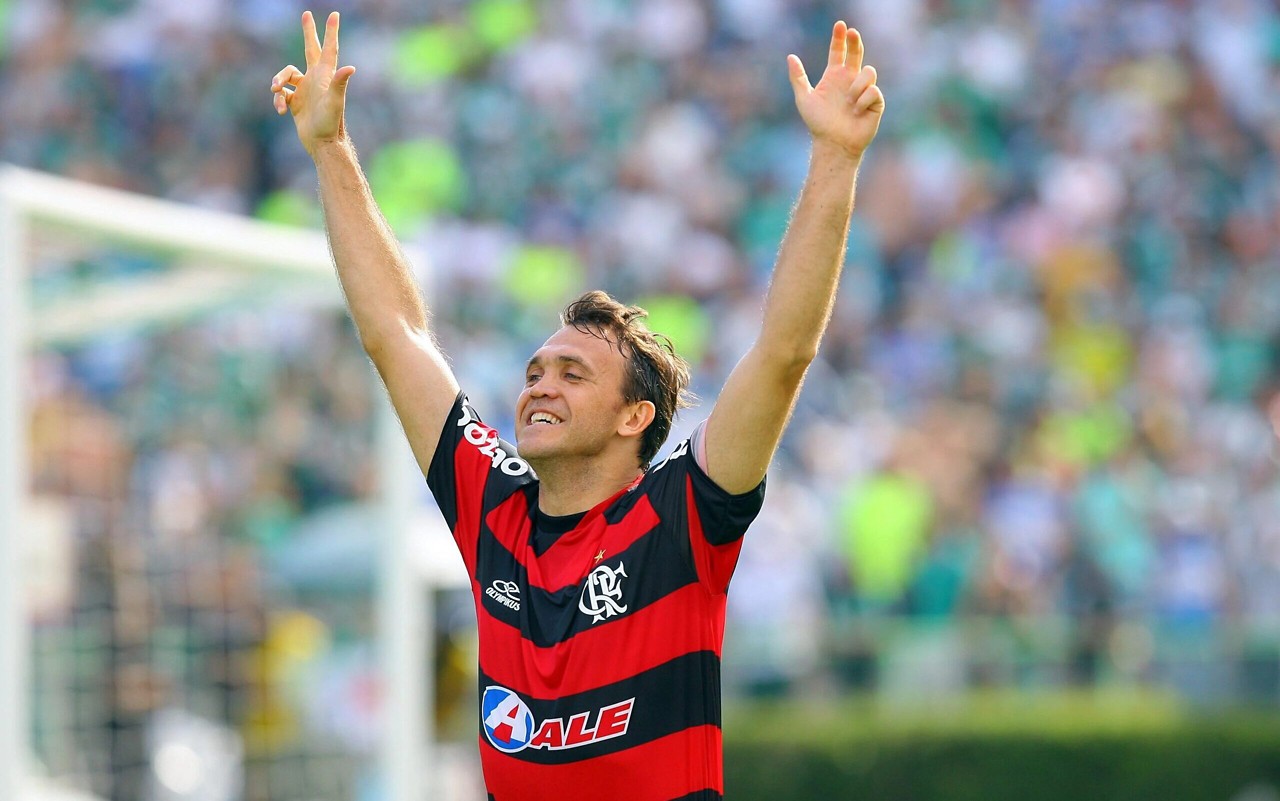 Petkovic celebra um dos gols diante do Palmeiras; vitória no Palestra Itália foi marco da arrancada do Flamengo rumo ao título brasileiro de 2009. (Foto: Flamengo)