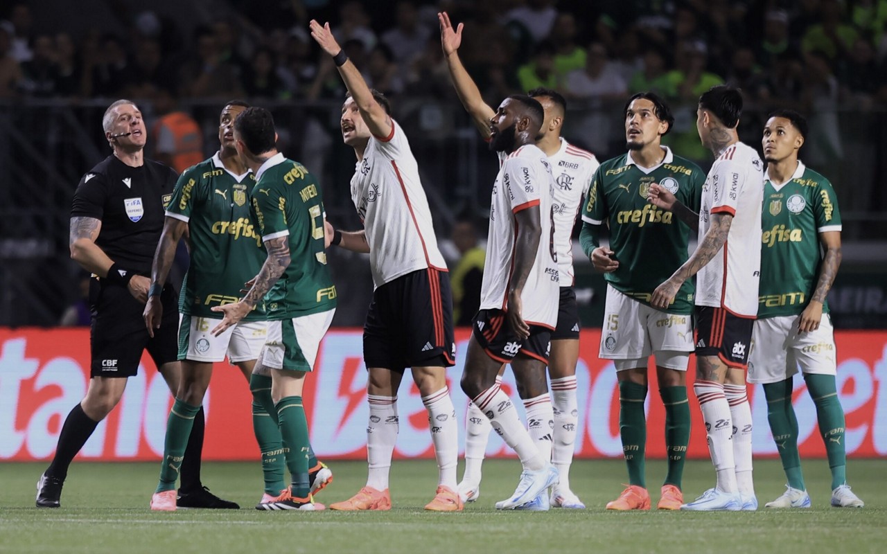 Palmeiras e Flamengo em ação pelo Brasileirão; clássico interestadual registra equilíbrio total com 22 vitórias para cada lado em 71 confrontos. (Foto: Marcello Zambrana/AGIF)