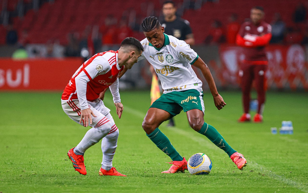 Palmeiras e Internacional disputam bola em clássico nacional válido pelo Brasileirão. (Foto: Maxi Franzoi/AGIF)