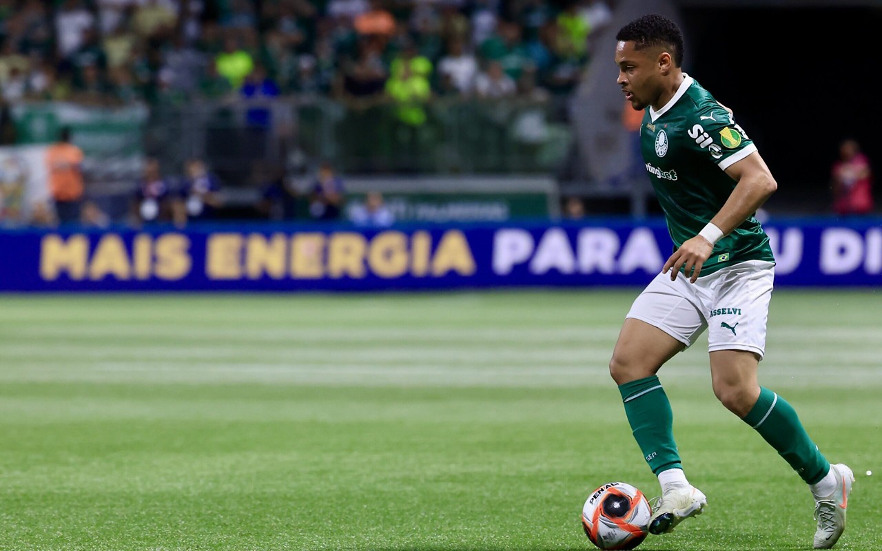 Vitor Roque em ação pelo Palmeiras no clássico com o São Paulo (Foto: Marcello Zambrana/AGIF)