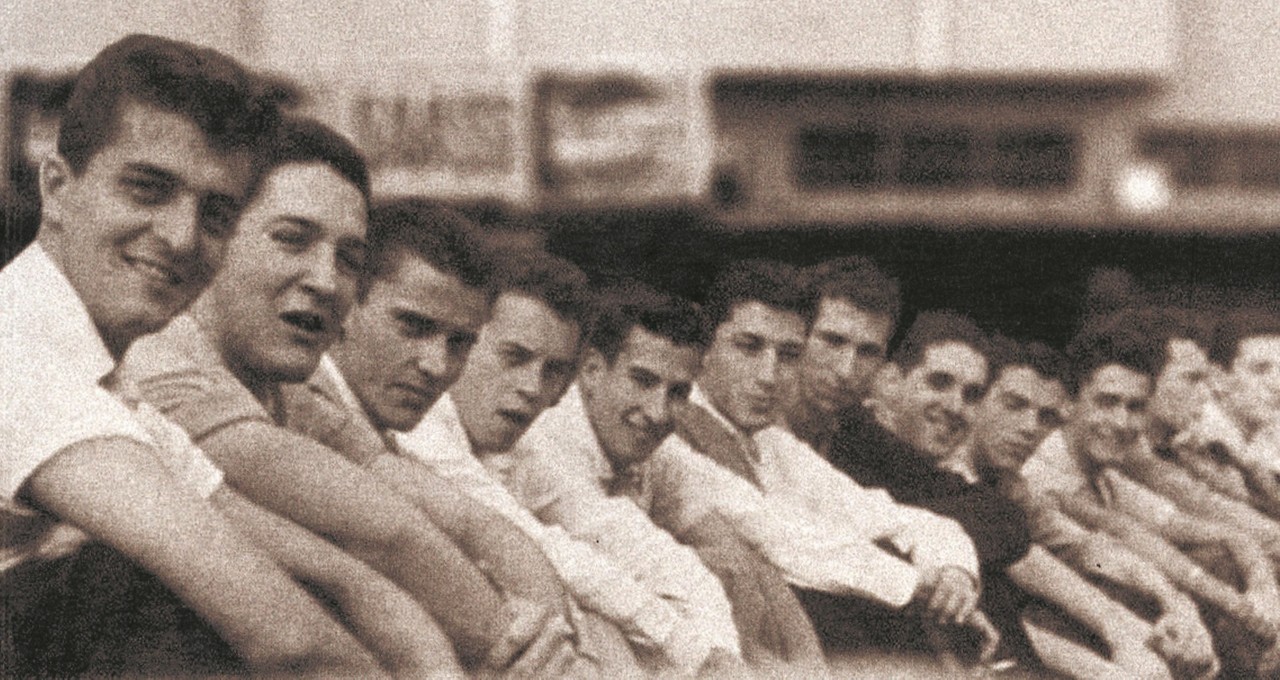 Em frente à padaria que funcionou no coração da Savassi até 1977, integrantes da Turma da Savassi se reuniam diariamente