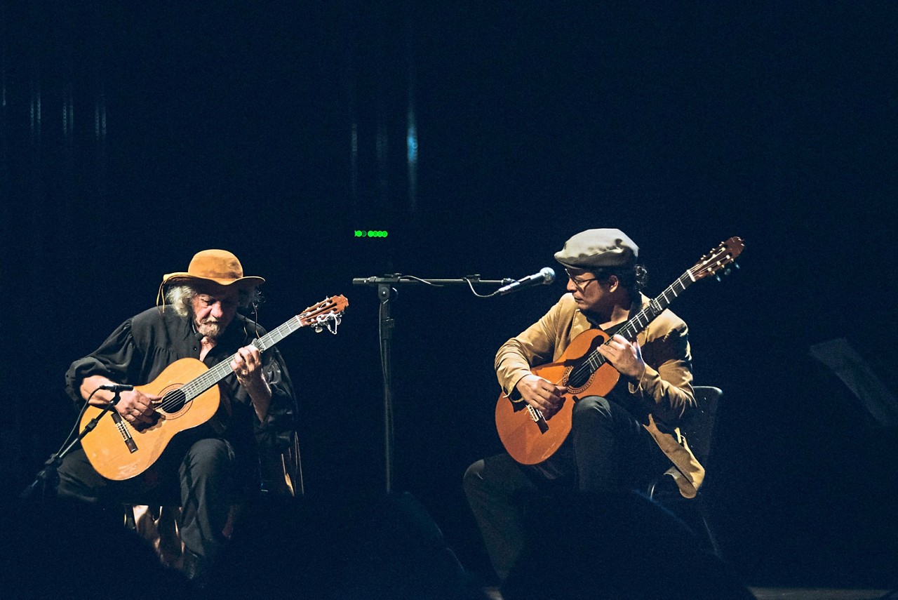 Elomar e João Omar em cena: os trovadores repassam histórias do sertão em concerto