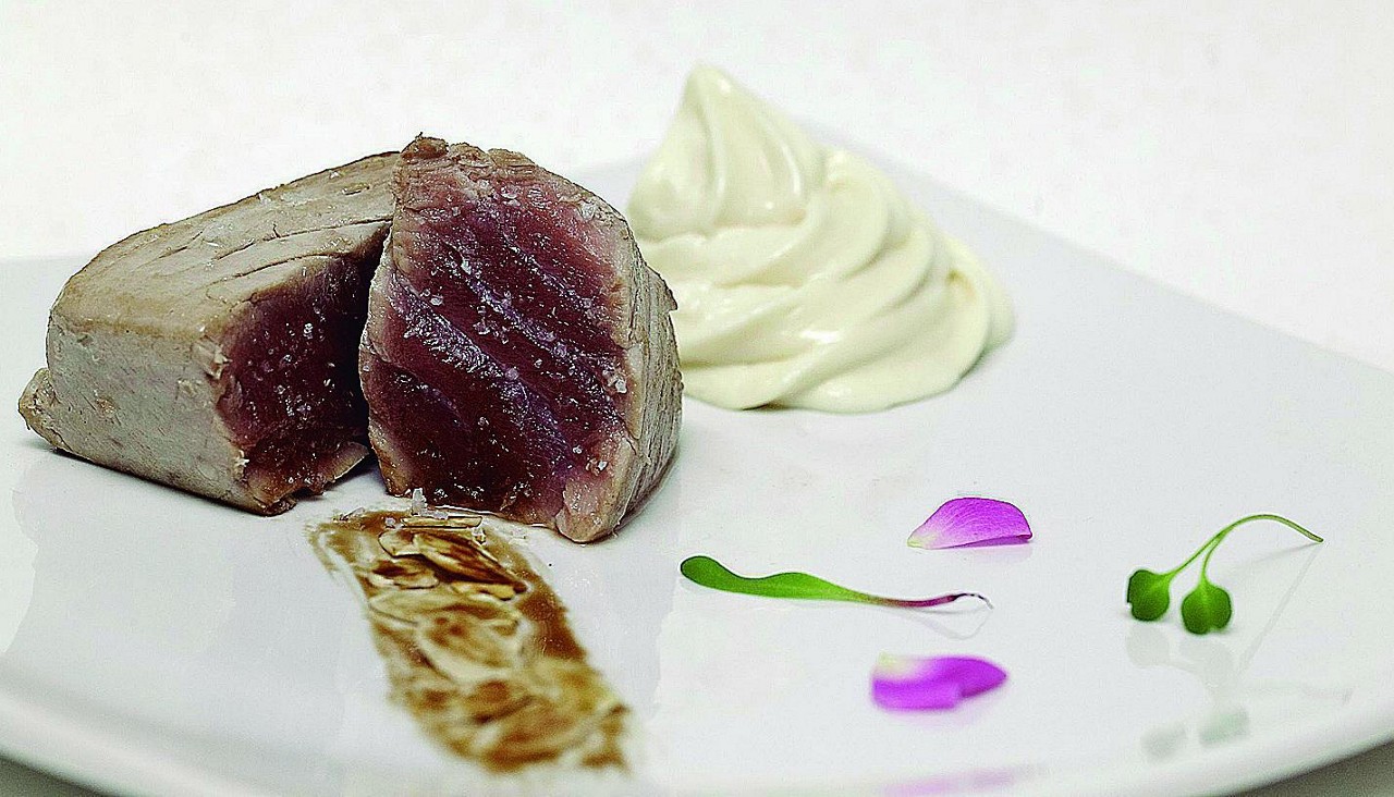 Tradicional prato francês de atum grelhado ganha espuma de wasabi e amêndoas