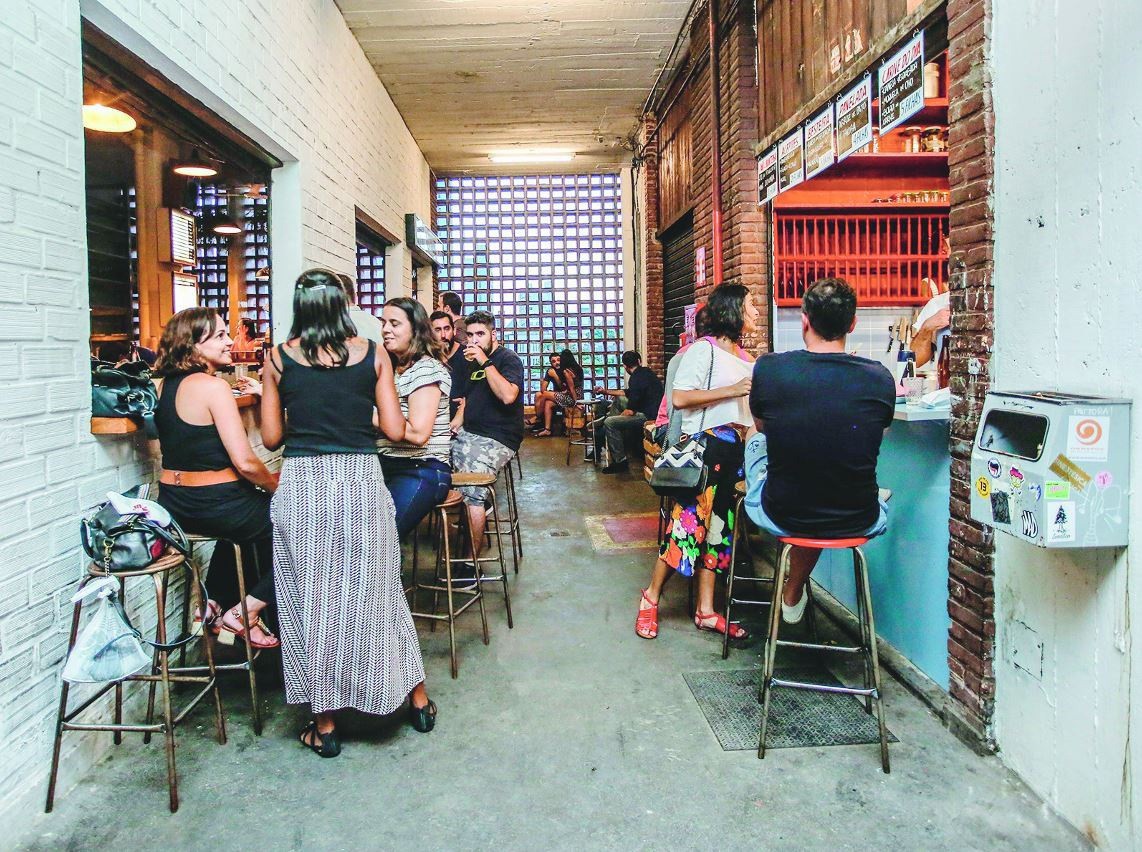 Já com brechó e pop-up de peças de Carnaval, novos negócios estão povoando o segundo piso do prédio; tapeçaria, cachaçaria, armarinho, e choperia vêm na esteira do novo momento