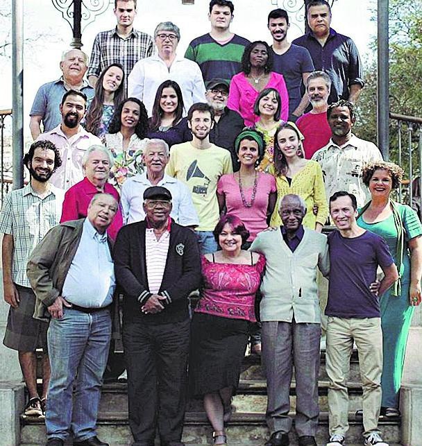 Vidigal (centro, blusa amarelo) e os envolvidos no projeto, que teve direção musical de Geraldo Vianna