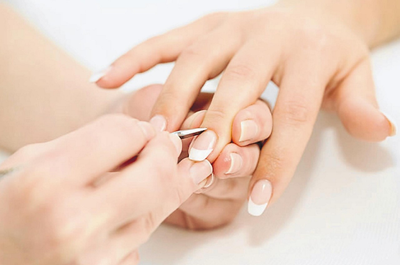 Depois de acabamentos e cores diferentes para as unhas, a novidade agora vem mais abaixo: a cutícula é a queridinha da vez, ganhando uma série de produtos para mantê-la sempre saudável e linda 