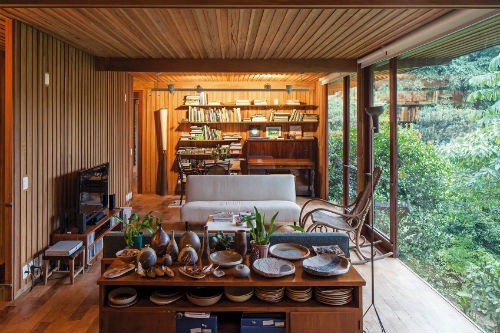 Espaço projetado por Cristina Xavier e Hélio Olga incorpora a natureza por meio do vidro