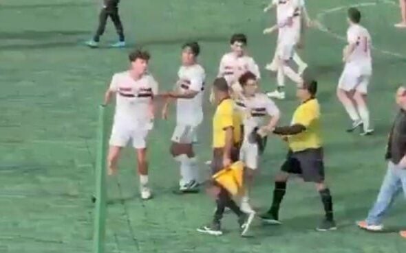 Bandeirinha se envolveu em confusão com jogadores do São Paulo (Foto: Reprodução)