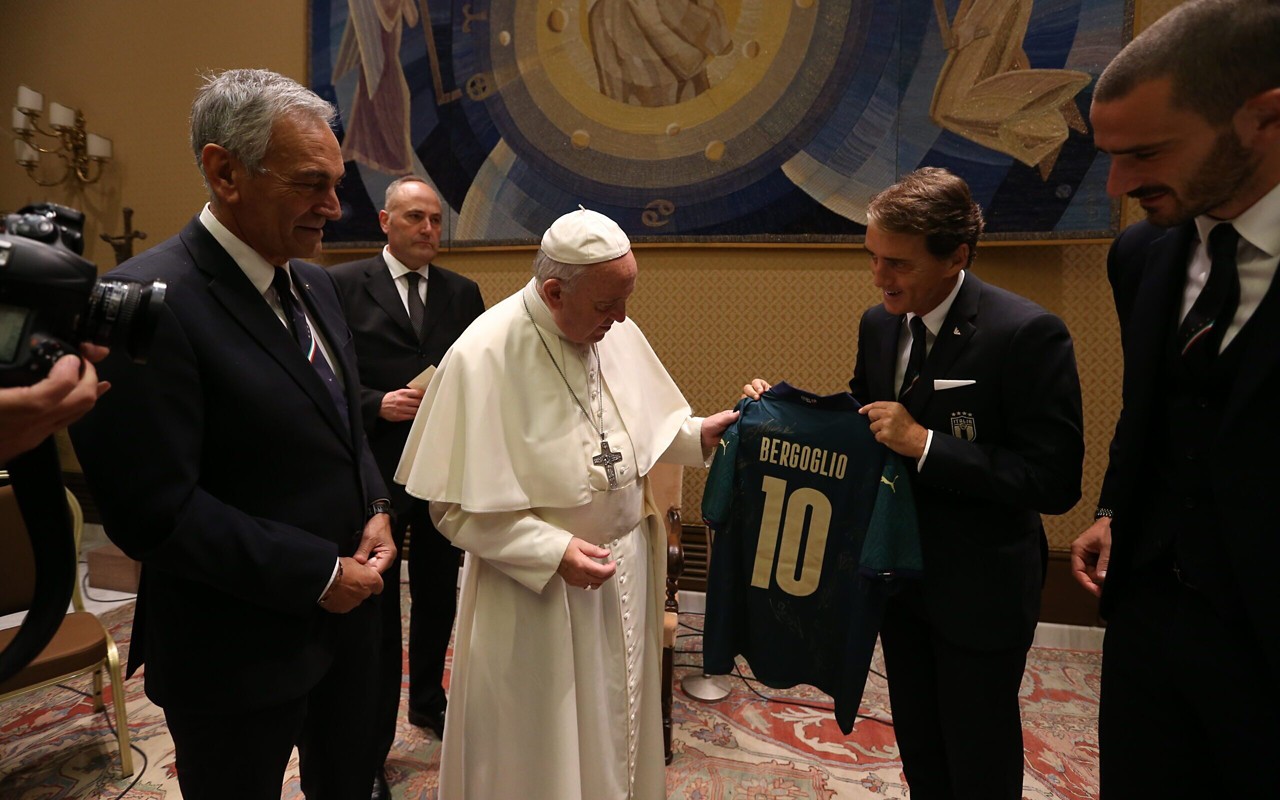 Papa Francisco recebeu camisa da seleção italiana durante audiência no Vaticano em 2019 (Foto: Paolo Bruno/FIGC)