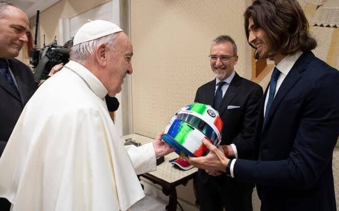 Papa Francisco abençoa Antonio Giovinazzi, piloto italiano (Foto: Reprodução)