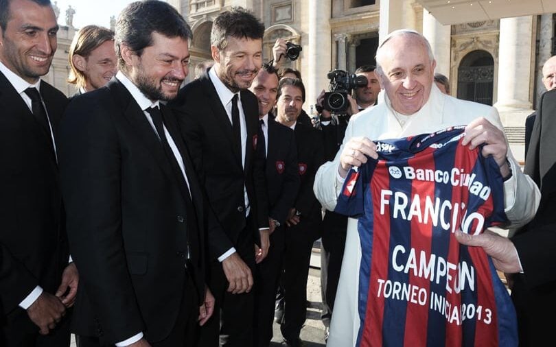 Papa Francisco recebeu camisa em homenagem da delegação do San Lorenzo em visita ao Vaticano, em 2016 (Foto: AFP)
