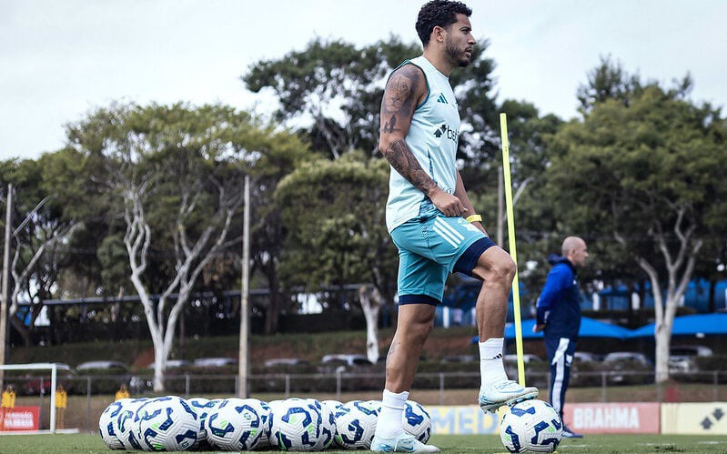Lateral William elogia volante Christian, que também atua pelo lado direito do campo (Foto: Gustavo Aleixo/Cruzeiro)