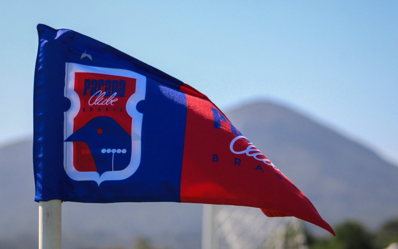 Bandeira do Paraná Clube no CT Ninho da Gralha. Divulgação/Paraná