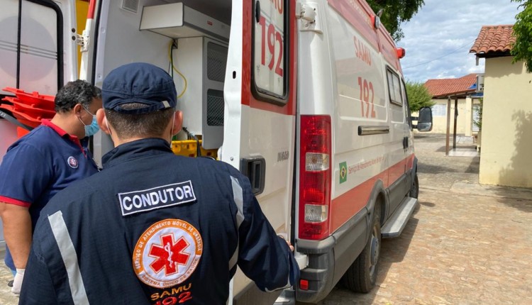 Passageiros ficam feridos após tombamento de ônibus na BR-251, em Salinas