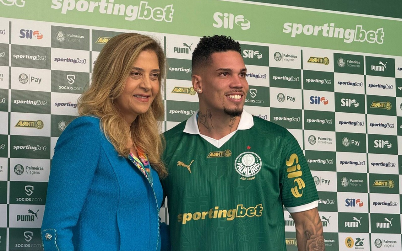 Paulinho, ao lado de Leila Pereira, durante apresentação oficial no Palmeiras (Foto: Vitor Palhares/Lance!)