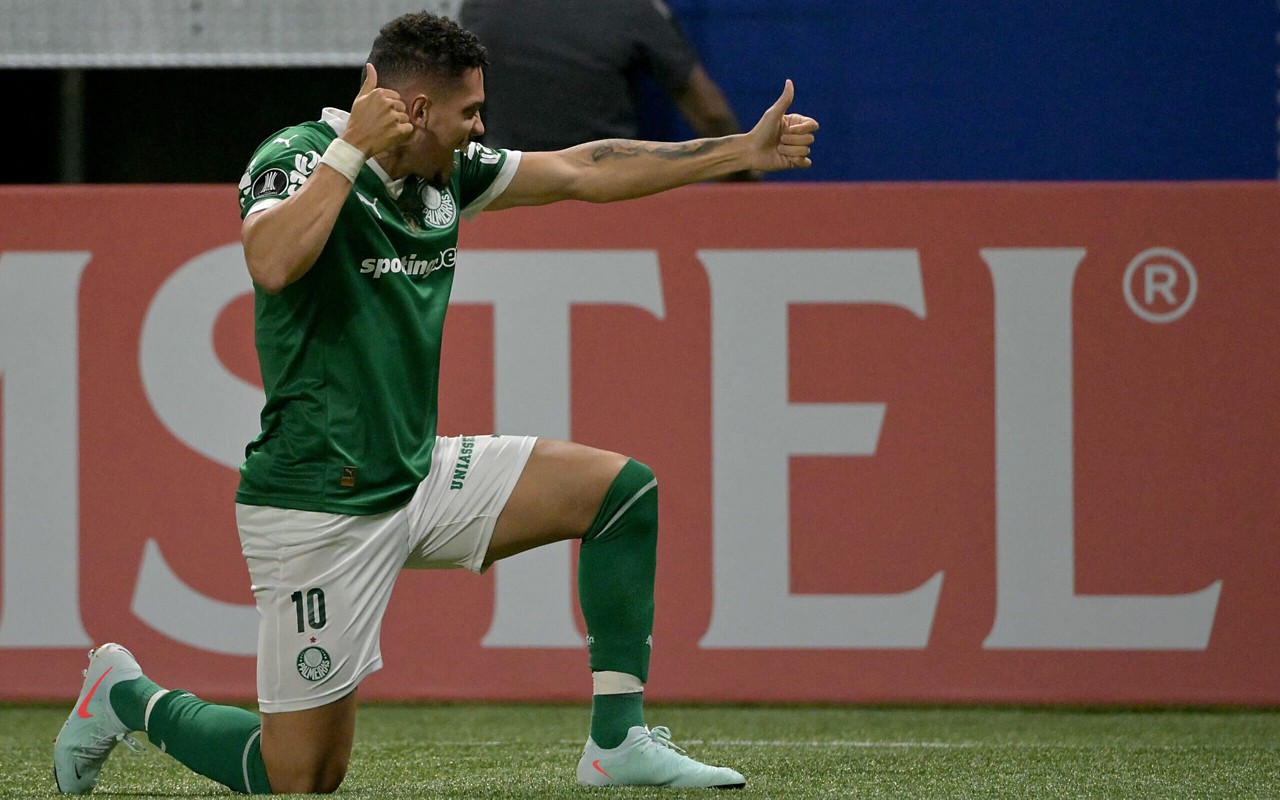 Palmeiras' forward #10 Paulinho celebrates after scoring during the Copa Libertadores group stage football match between Brazil's Palmeiras and Peru's Sporting Cristal at the Allianz Parque stadium in Sao Paulo, Brazil, on May 28, 2025. (Photo by NELSON ALMEIDA / AFP)