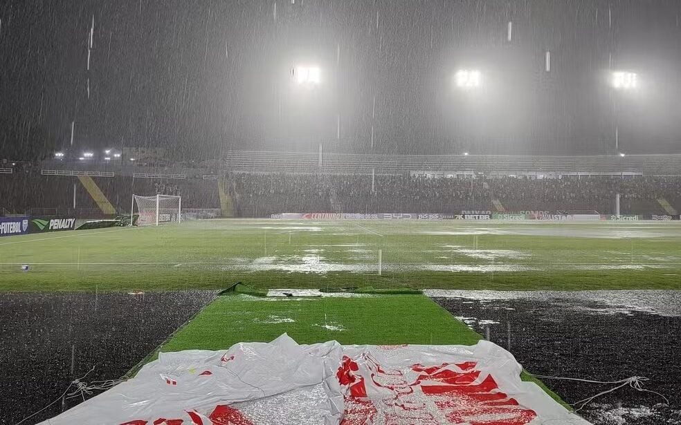 Temporal em Bauru forçou a paralisção de Noroeste x Botafogo-SP (Foto: Bruno Freitas/Noroeste)
