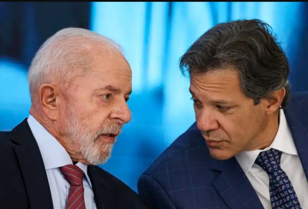 O presidente Luiz Inácio Lula da Silva conversa com o ministro da Fazenda, Fernando Haddad, em Brasília