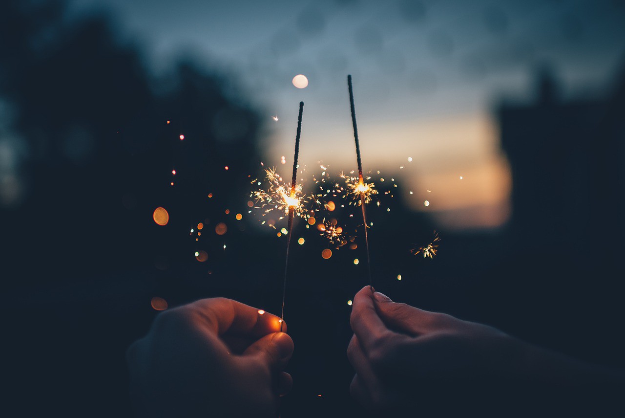Celebração de réveillon com fogos de artifício